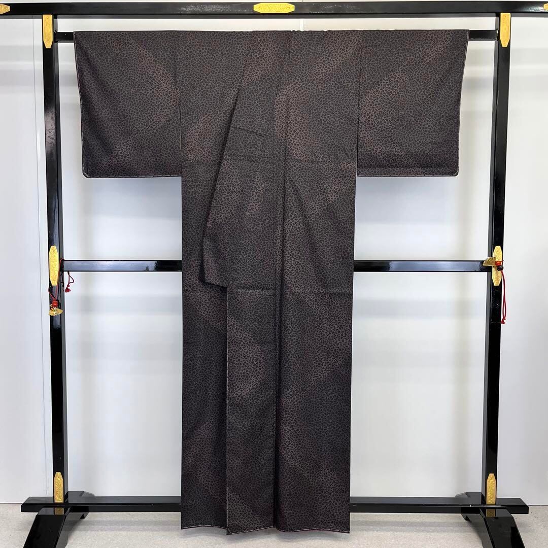 本場大島紬 染大島 証紙付 美しい染模様 黒色 しつけ糸 K-3918