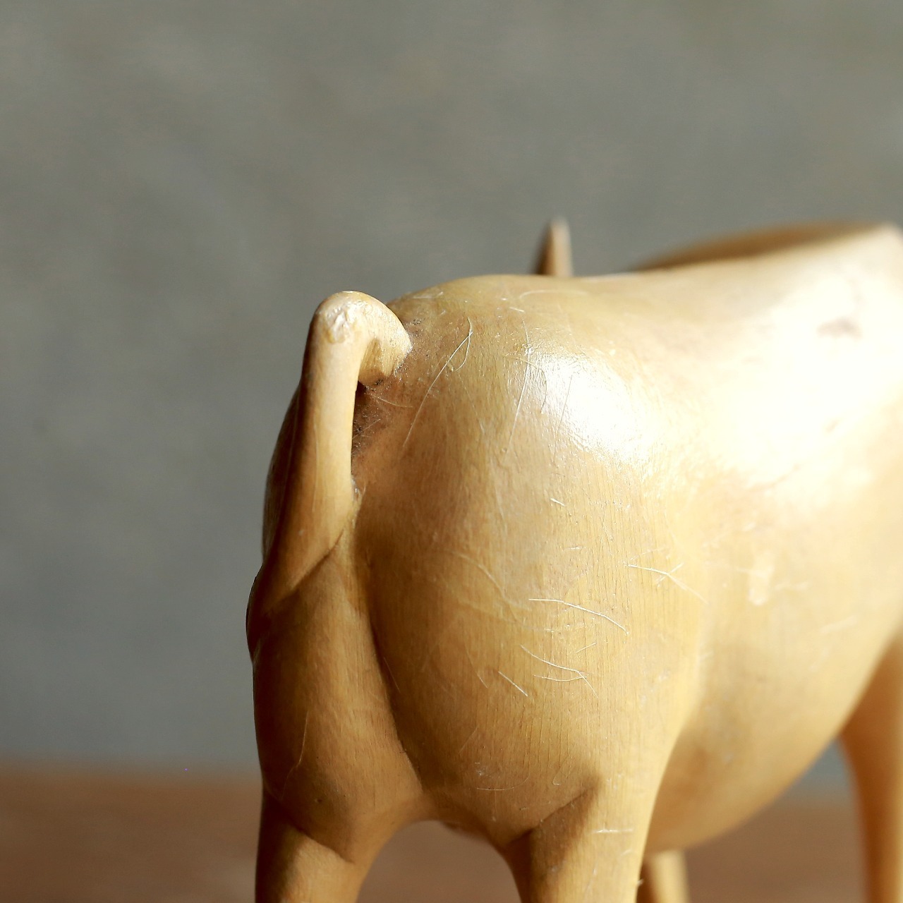 力強い姿でこちらを見つめる、味わい深い牛