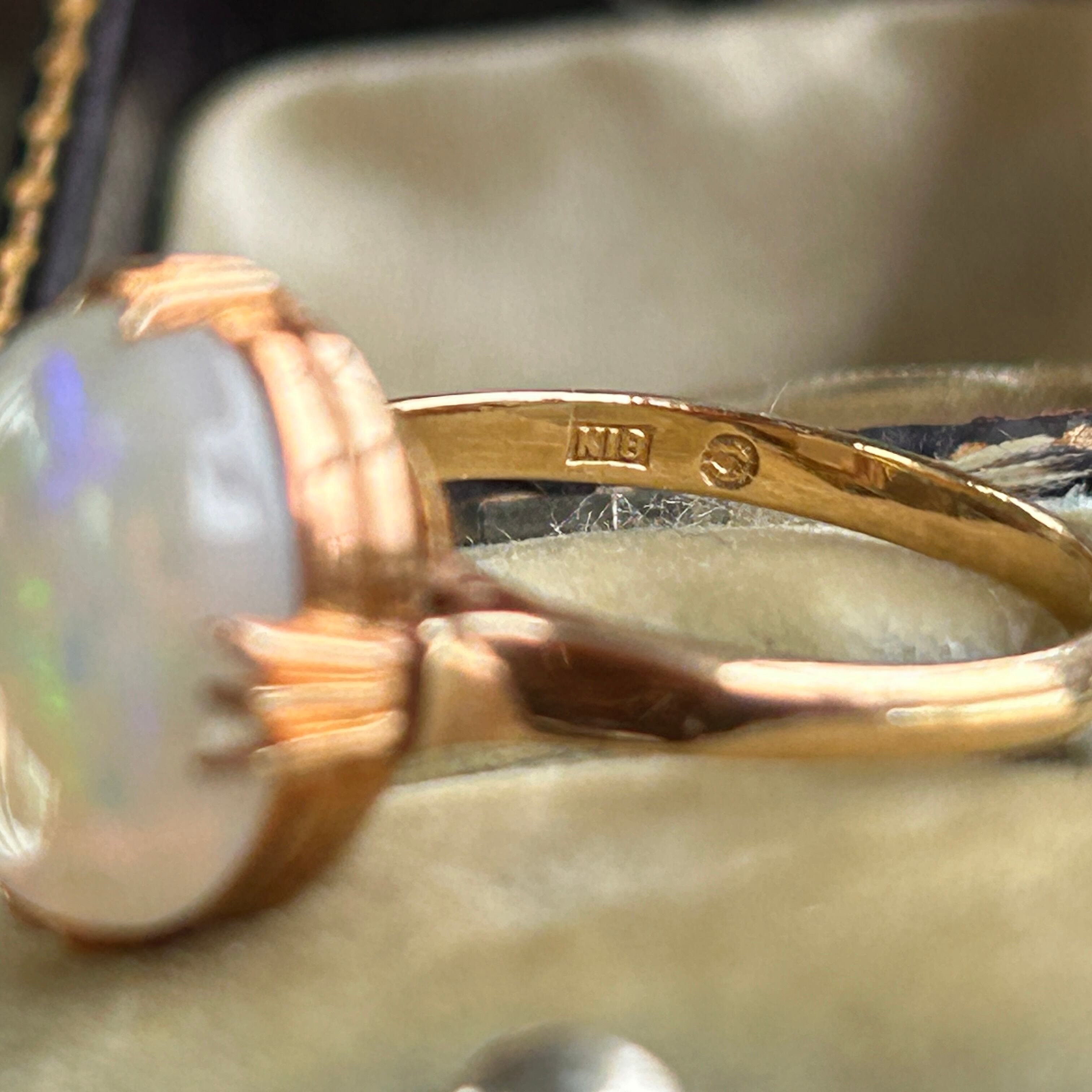 ヴィンテージ　K18　千本すかし端正なホワイトオパールのリング