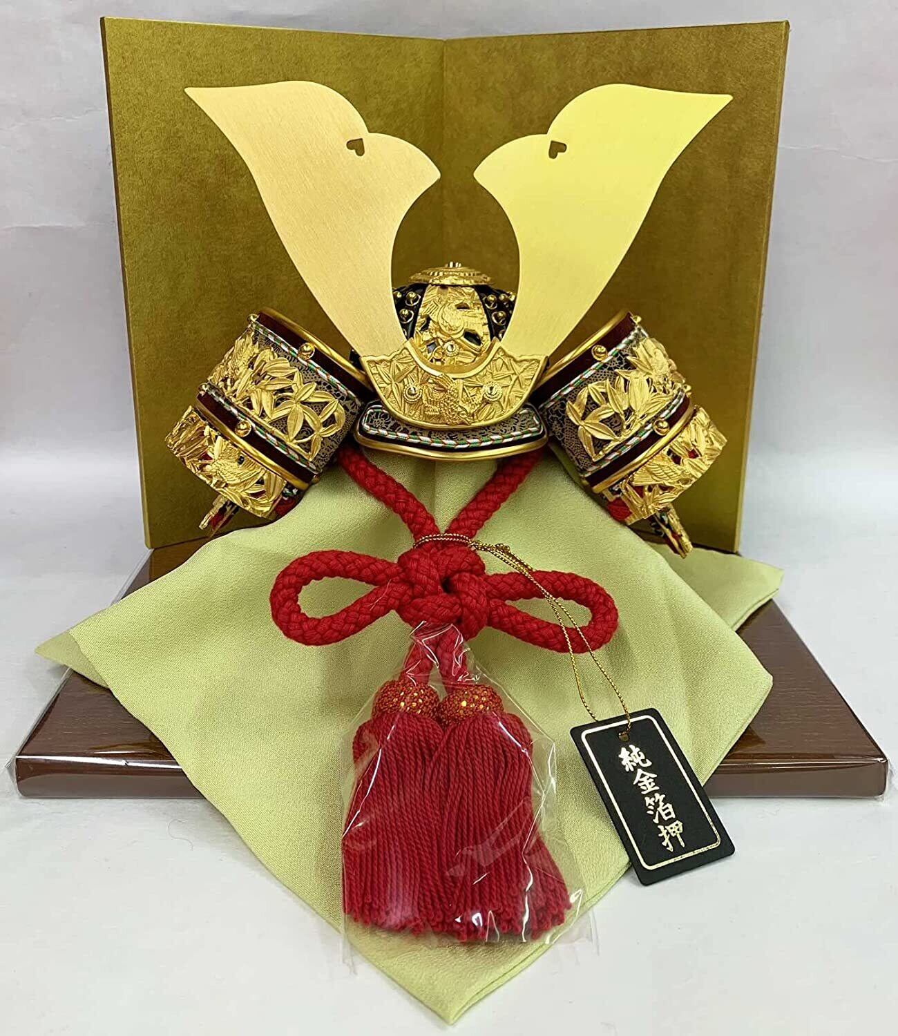 金箔押しの兜と武具セット 金箔押しの兜と武具セット