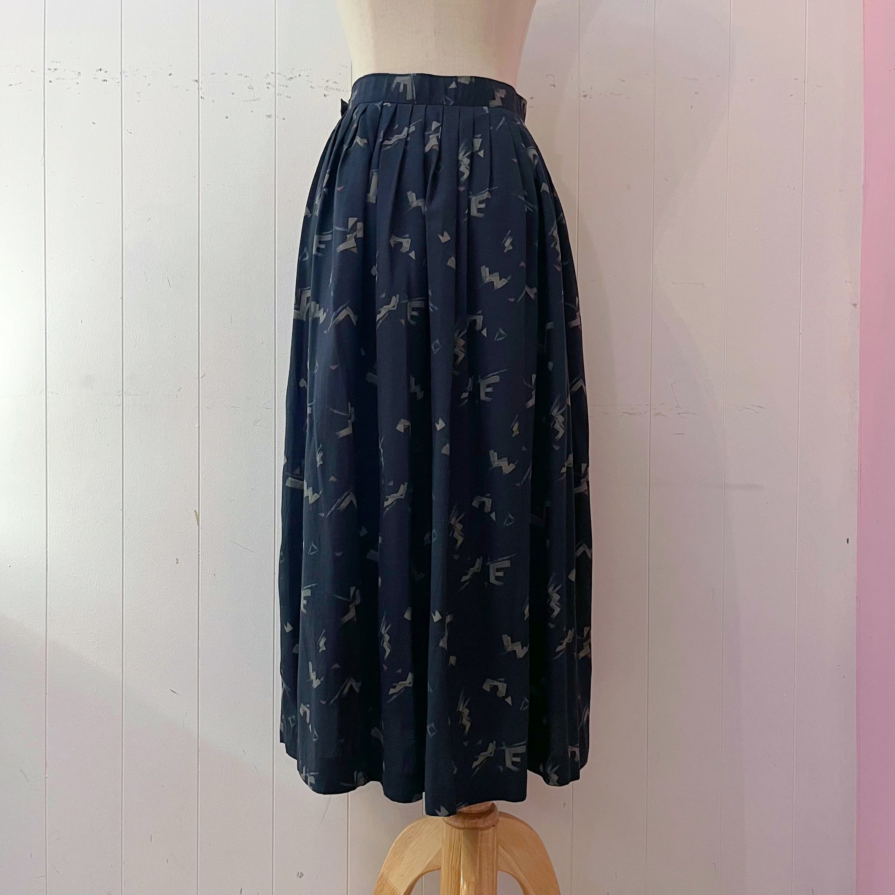 geometric pattern tuck skirt