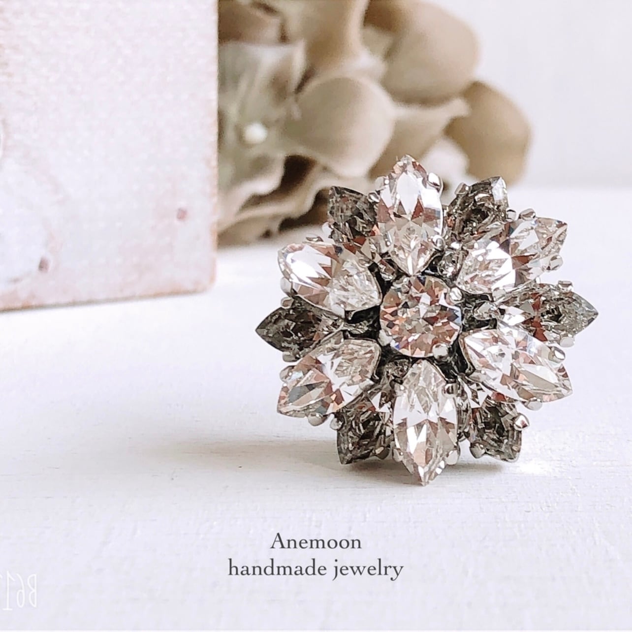 美品✨SWAROVSKI　marylou フラワービジューブローチ シルバー ✧₊⁎スワロビジューブローチ⁎⁺˳✧༚ 径約28mm マグネットタイプ/ピン