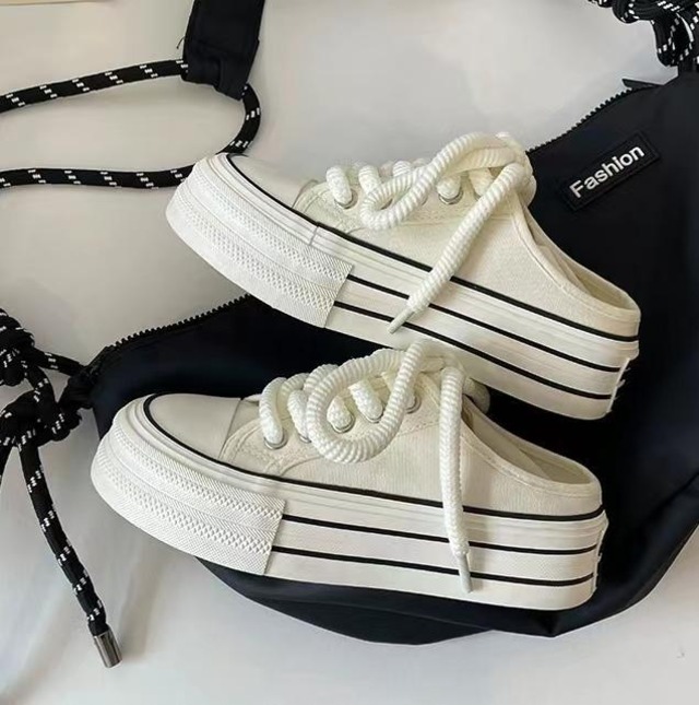 スニーカー キャンバス シューズ 黒 白 可愛い kawaii 2way スリッパ かかと無 帆布 運動靴 厚底 春シューズ 夏シューズ 通気性 ブラック ホワイト コーデ 涼しげ 太紐 ローカット モノトーン バイカラー 無地 フラット ルーズ ラフ