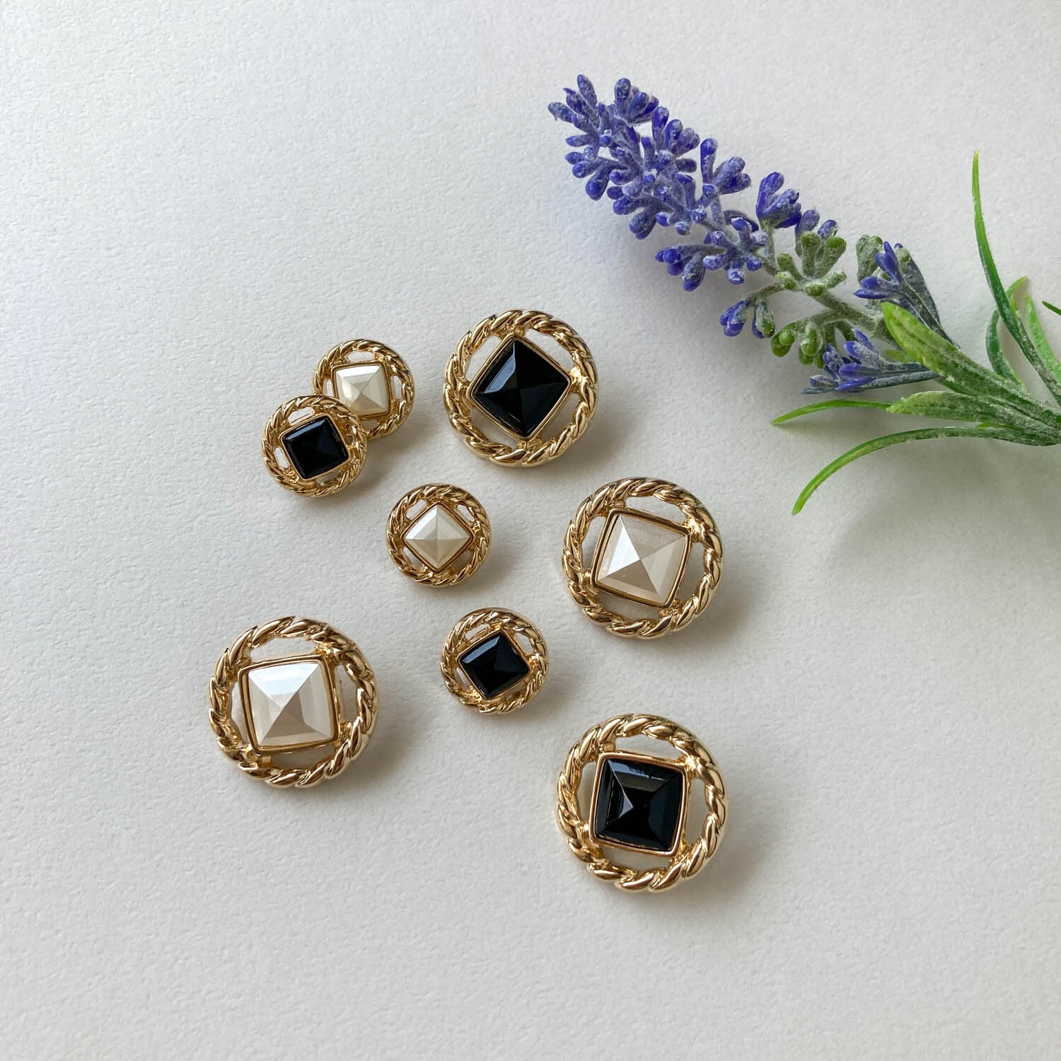 再入荷〉四角カボション付きゴールド丸縁ボタンS（15mm） | Dua