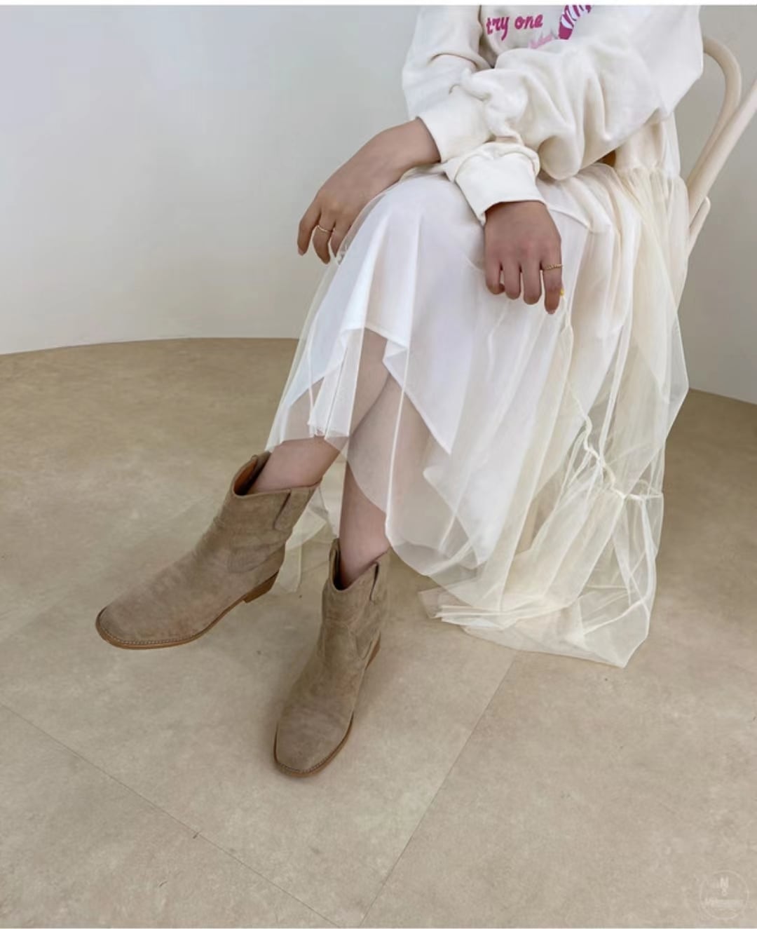 ワンピース ロングスカート チュールスカート ロング ロング丈 袖あり 長袖 ラウンドネック ストレート Aライン チュール ハイウエスト かわいい カジュアル おしゃれ お洒落 こなれ感 ルーズ 個性的 柄 10代 20代 レディース 女性用 デート お出かけ 女子会 お泊まり 休日 イベント 普段使い 韓国 ファッション コーデ スタイル フリーサイズ 白 ホワイト 黒 ブラック