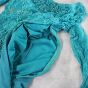 社交ダンス 衣装 ICHIOKU イチオク ドレス スタンダード グリーン系 青緑 フロート レース ワンピース スタンダードドレス ラインストーン パーティドレス ダンスパーティー ステージ衣装 発表会 きれいめ 上品 気品 エレガント かわいい 大人っぽい 華やか レディース 社交ダンスドレス レディースダンス衣装 青みグリーン系 グリーン系ドレス レースフロート ワンピースドレス ラインストーン装飾 グリーンドレス 発表会衣装 パーティー衣装 舞台衣装 繊細レース エレガントデザイン きれいめコーデ