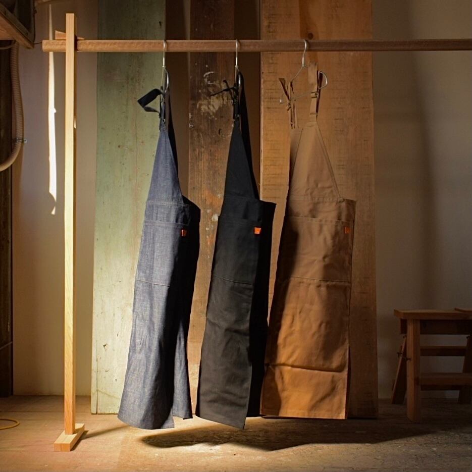 幹のようなシルエットをしたワークエプロン | ものさし