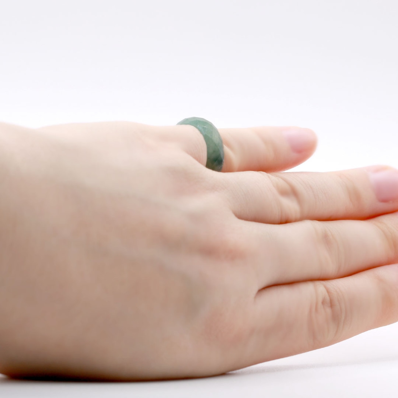 【10号】青緑色にキュン。翡翠ファセットカットくりぬき甲丸リング A貨翡翠 jd_rg1116