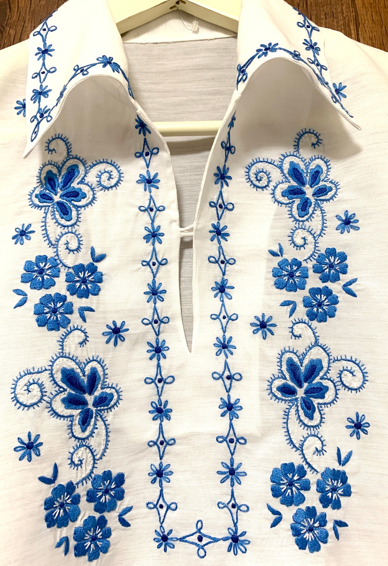 刺繍 手刺繍 白 ブラウス 花 小花 青 ブルー トップス ヨーロッパ 