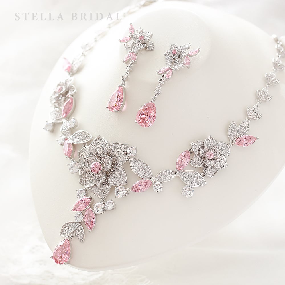 キュービックジルコニア ウェディングジュエリーセット ココ・フルール - ロゼ ピンク / ネックレス・ピアス | STELLA BRIDAL -  オシャレ花嫁さま御用達ウェディングアクセサリーショップ ＜ステラブライダル＞