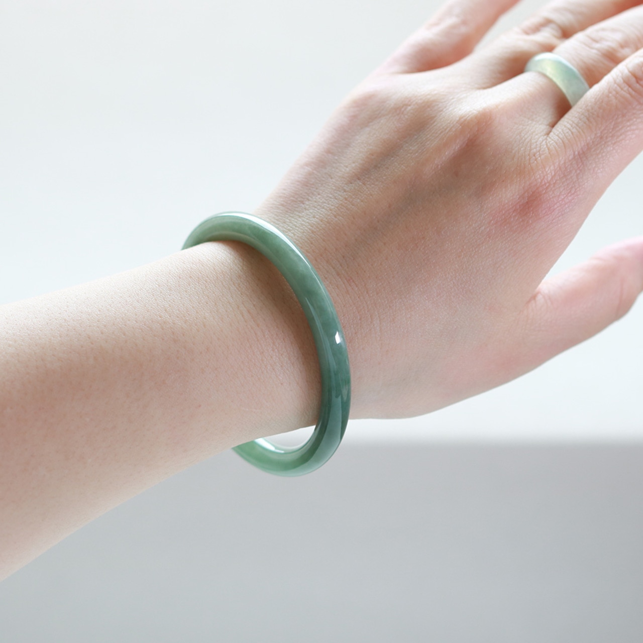 【内径 約55mm 】透明感抜群！翡翠の色味を楽しめる！バングル A貨翡翠 jd_bg1224