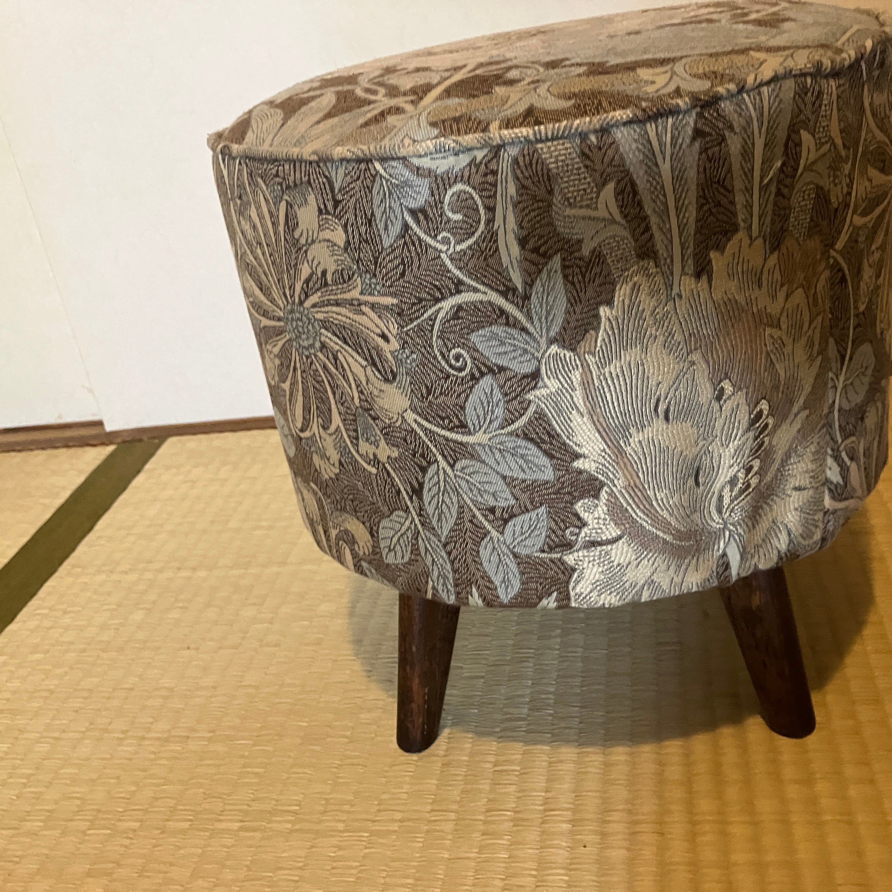 モリス生地張り替え 小スツール 鏡台の椅子？ コロンとした形が