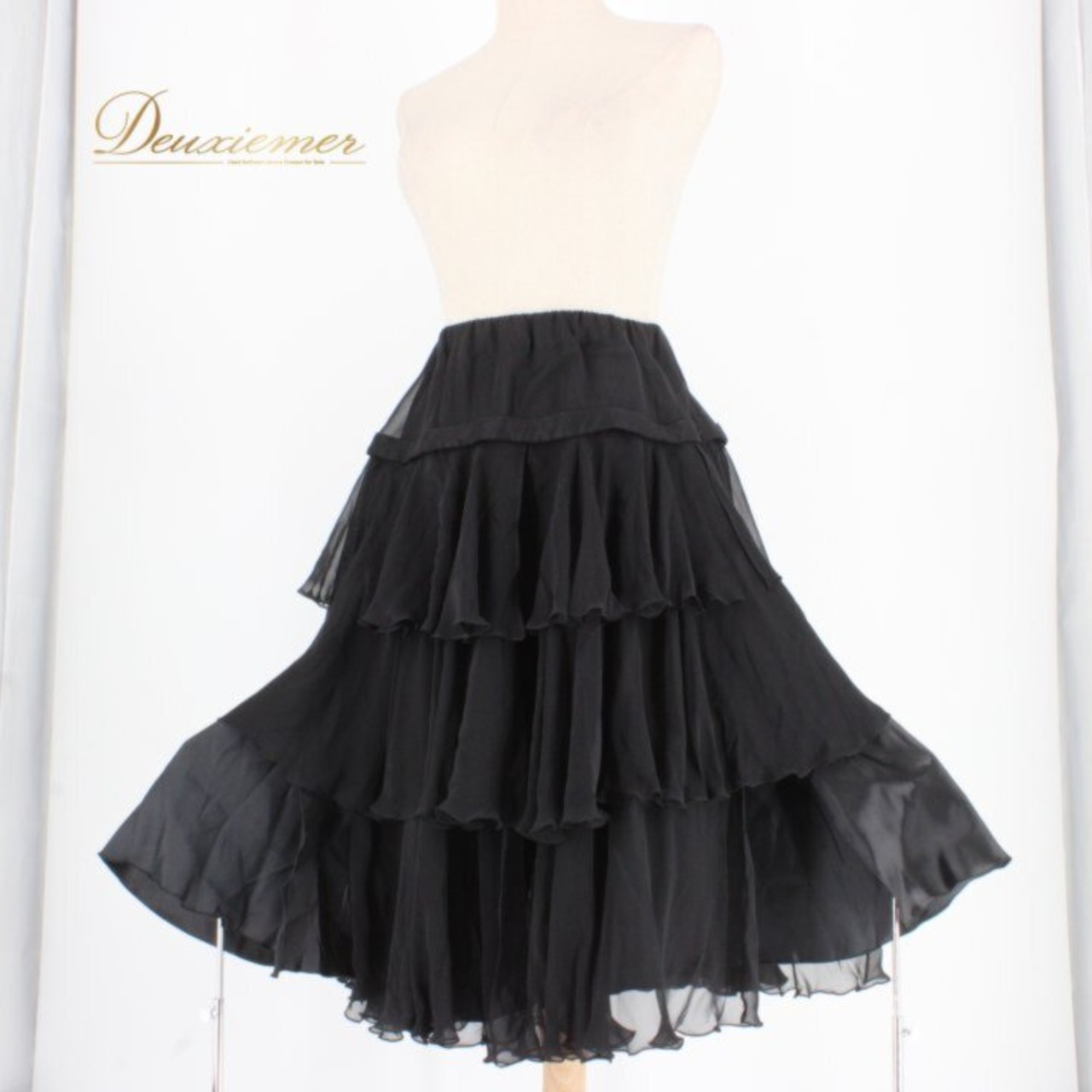 社交ダンス 衣装 スタンダード スカート レッスンウェア レディース ブラック系 Fantasy ファンタジー 黒 無地 シンプル フォーマル 練習着 ロングスカート ティアードスカート フリル スカートのみ スタンダード用 スカート丈 3段フリル フレア 上品 モノトーン 衣装練習 ダンスレッスン ダンス衣装 婚活 パーティー フォーマル練習 黒スカート ブラック フリーサイズ感 ポリエステル素材 伸縮性あり しわになりにくい 動きやすい ラテンダンスではない スカート フリル重ね 社交ダンス女子