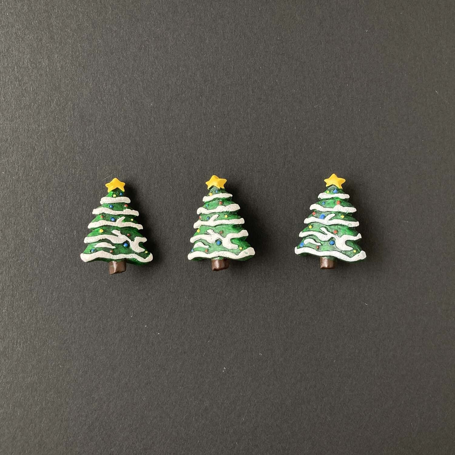 雪が積もったクリスマスツリーのフランスボタン（26mm） | Dua