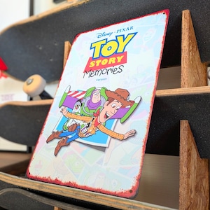 送料無料!ちょうどいいブリキ看板【 TOY STORY( トイ・ストーリー )】 『 MEMORIES 』トイストーリー / METAL SIGN / メタルサイン / ブリキ看板 / サインボード / ビンテージ加工 〚アメリカン雑貨 アメトイ〛