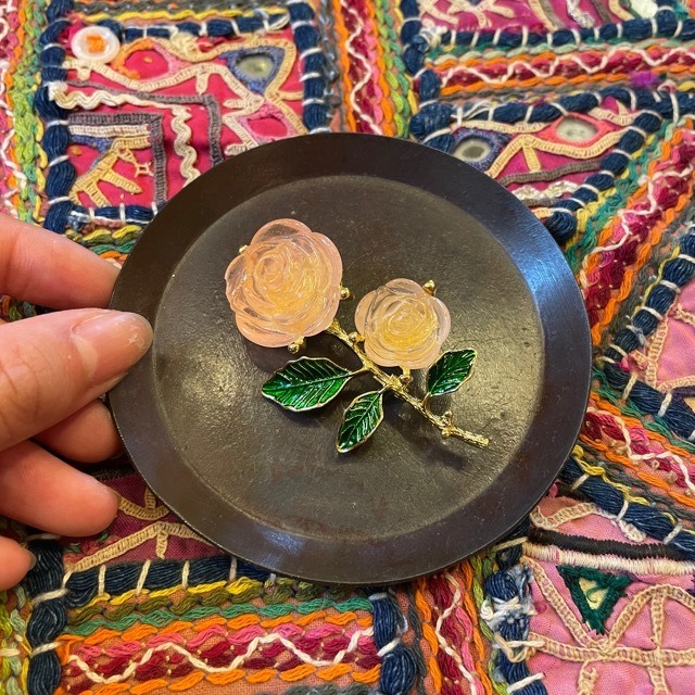 TOPANGA Jewelry Bijou art brooch Rose flower / ビジューアートブローチ バラの花 ローズ フラワー プレゼント プチギフト ジャケット 帽子 バッグ ニット キラキラ アクセサリー かわいい ファッション小物