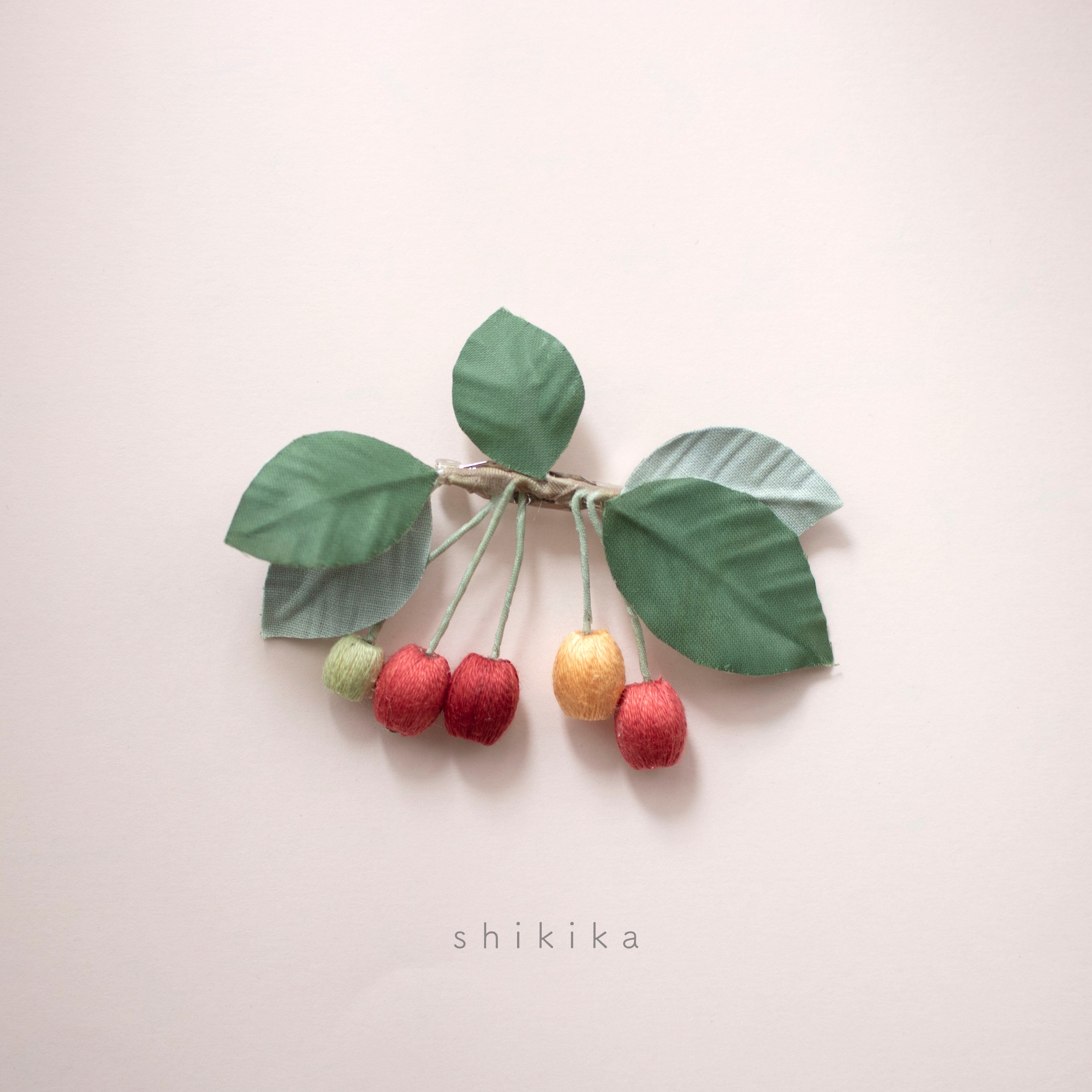 刺繍糸の実 グミの実のブローチ Shikika 四季の布花アクセサリー