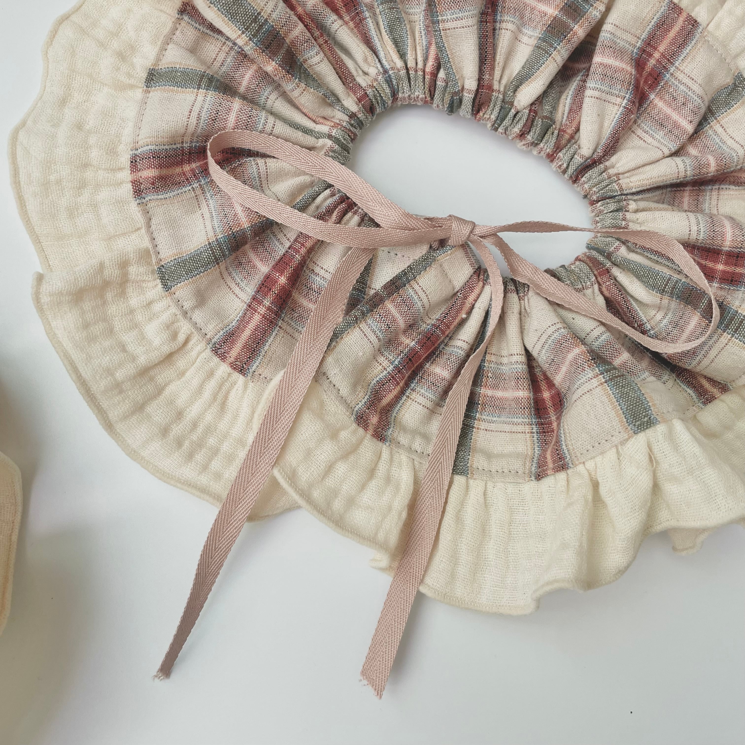 BIQUET チェックフリルスタイ】お祝いに 小物 / ドッグウェア 犬服