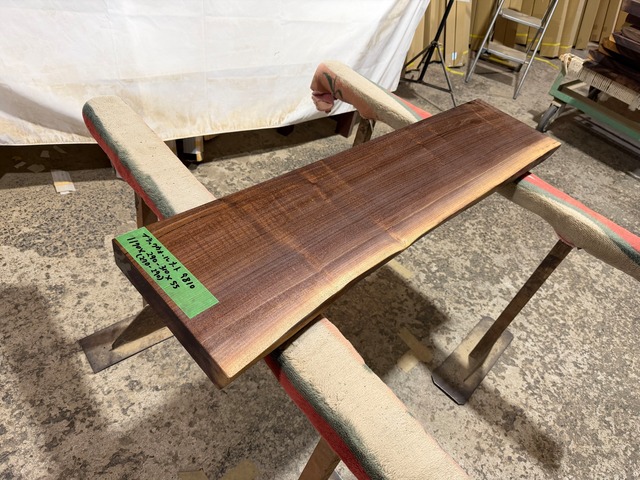 ブラックウォールナット9810　一枚板無垢 乾燥材　1170ｘ290-310ｘ55mm カウンター　棚　テレビ台　花台　DIY　窓台　ローテーブル