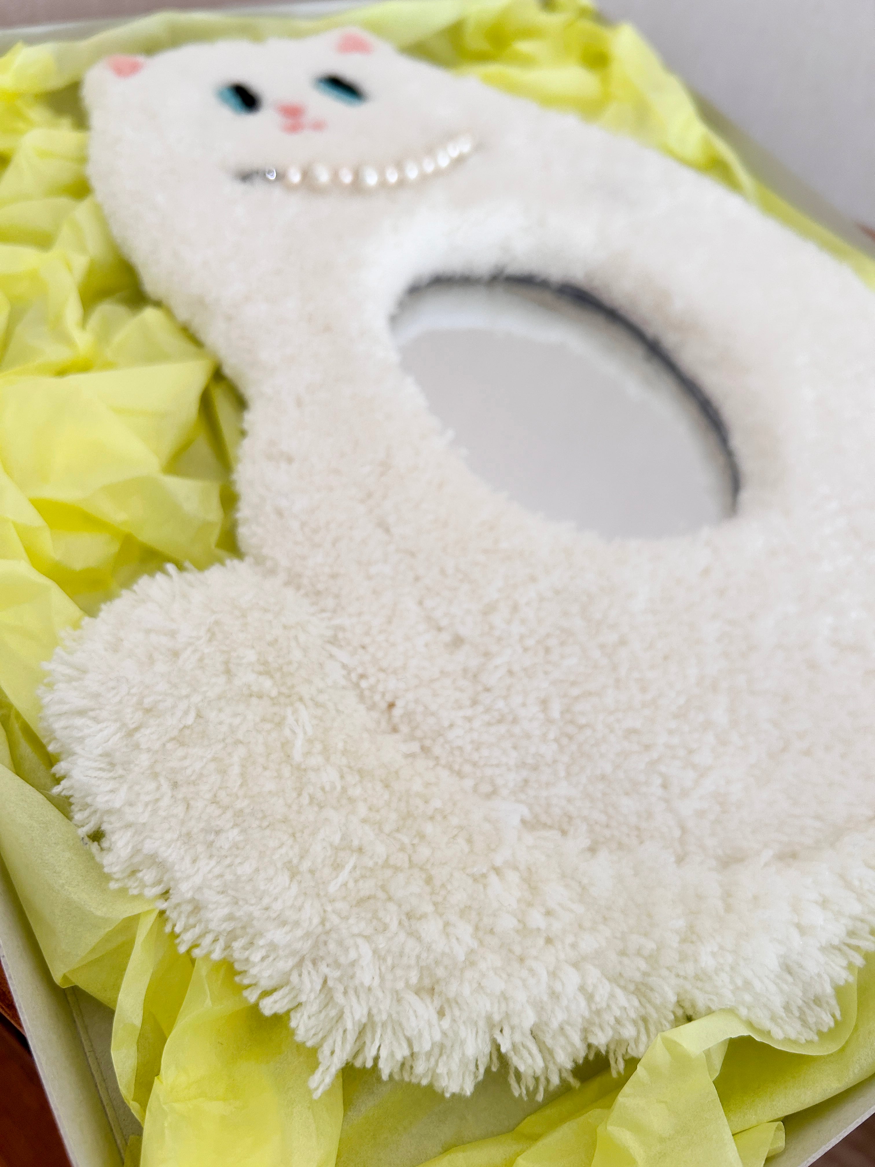 タフティングミラー【白猫のミル】 | nukuttaa