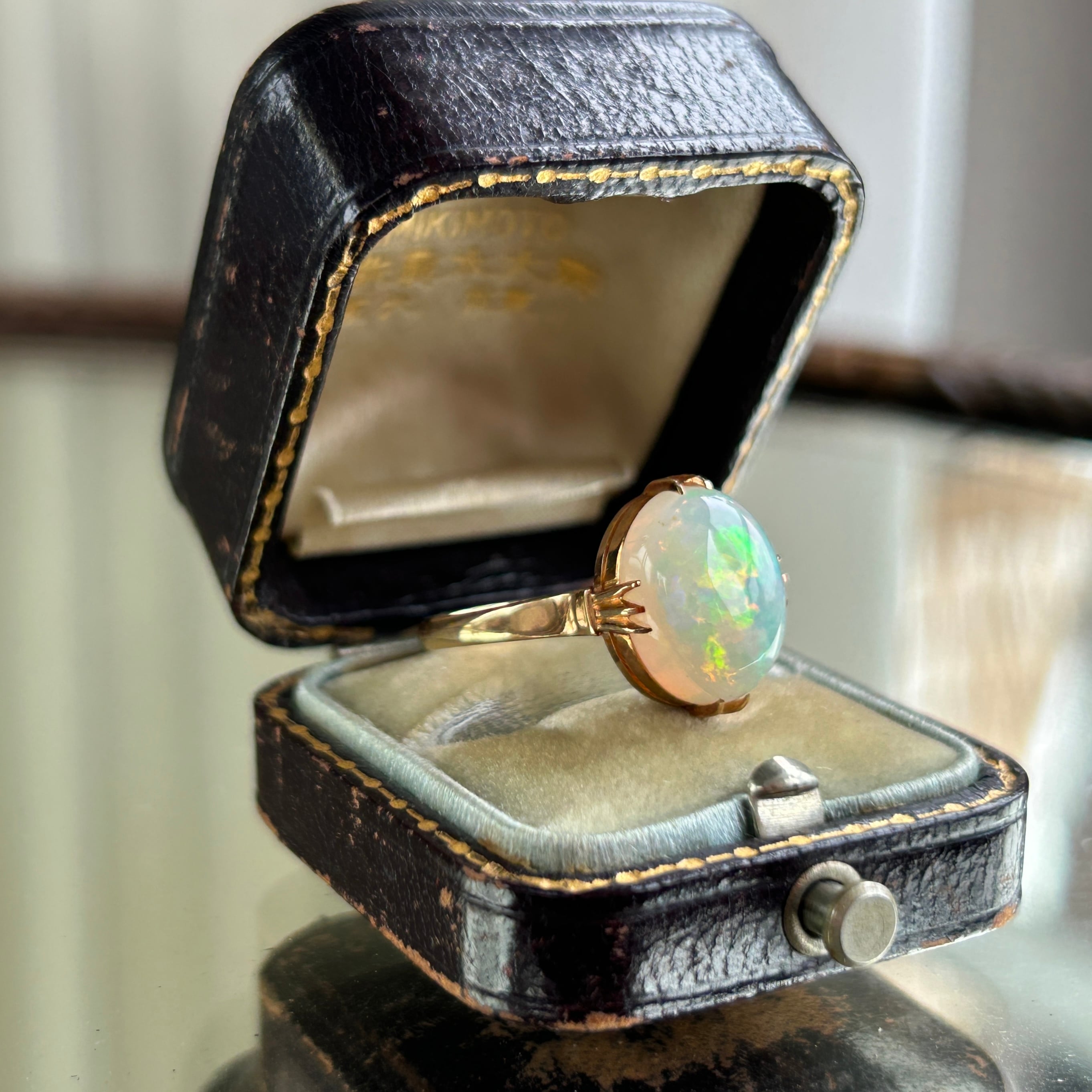 ヴィンテージ　K18　千本すかし端正なホワイトオパールのリング