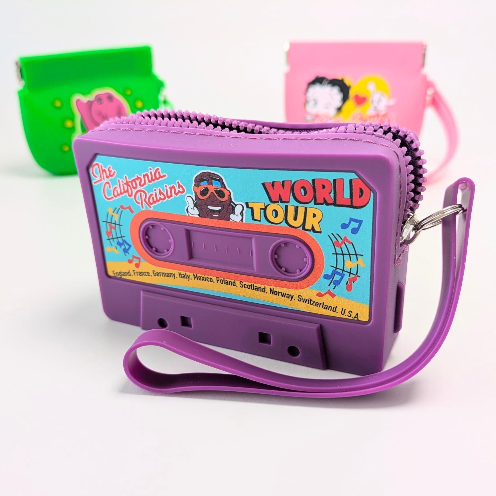 【 California Raisins（ カリフォルニアレーズン ） 】SILICONE POUCH ( シリコーンポーチ )  カセットテープ型 ストラップ付き / 小物入れ / コインケース / コスメポーチ 〚アメリカン雑貨 アメトイ〛