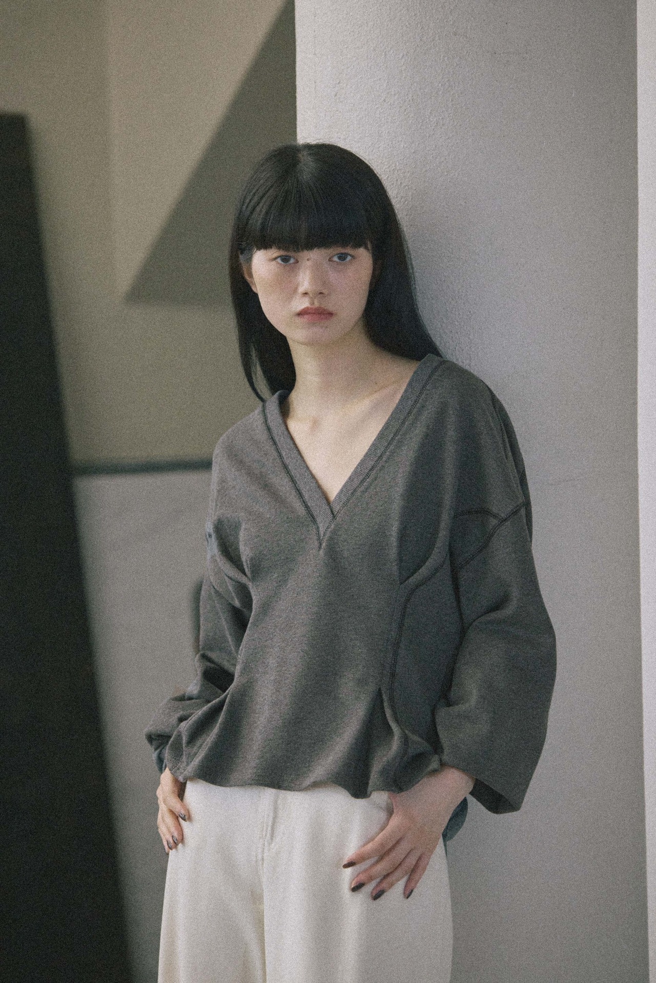 DU260712 Vneck Tuck Design Sweat