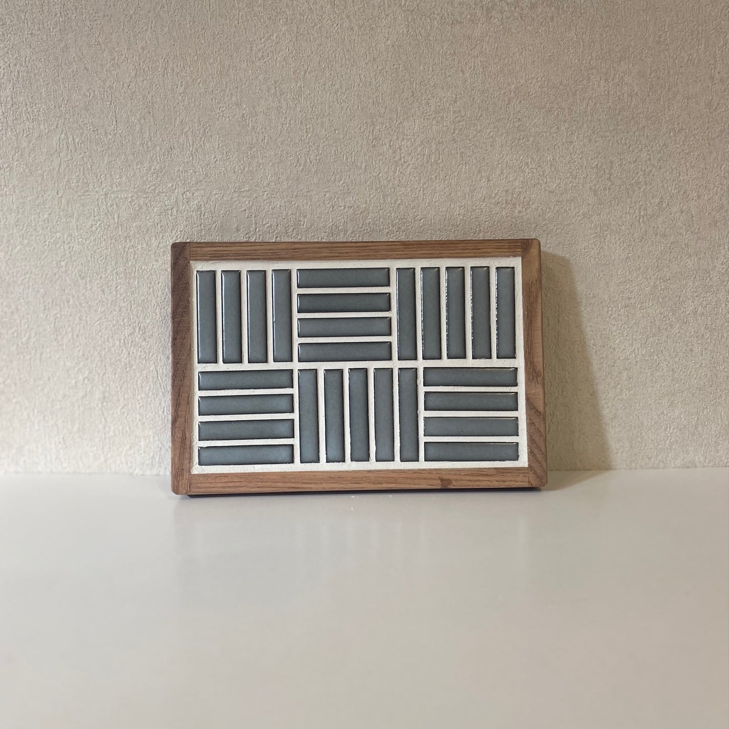 グレーのボーダータイルのトレー