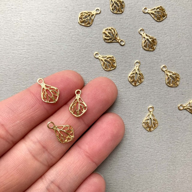 USA真鍮 ぷっくり葉っぱ透かしチャーム