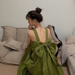 バックリボンワンピース ワンピース フレアワンピース 膝下 ミモレ ミモレ丈 ミディアム丈 袖なし ノースリーブ スクエアネック フレア Aライン シフォン ベルト バックリボン かわいい 大人可愛い きれいめ シンプル カジュアル 大人 おしゃれ お洒落 大人可愛い 大人女子 こなれ感 ラブリー キュート ガーリー 主役級 無地 春 夏 10代 20代 30代 レディース 学生 通学 デート お出かけ 女子会 休日 リゾート 旅行 着回し 普段使い 重ね着 韓国 サイズ M L XL 2 5153
