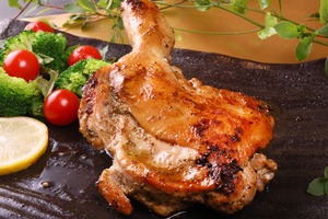 信玄どりの骨付きもも肉　1本　（冷蔵品ですが冷凍発送も可能）