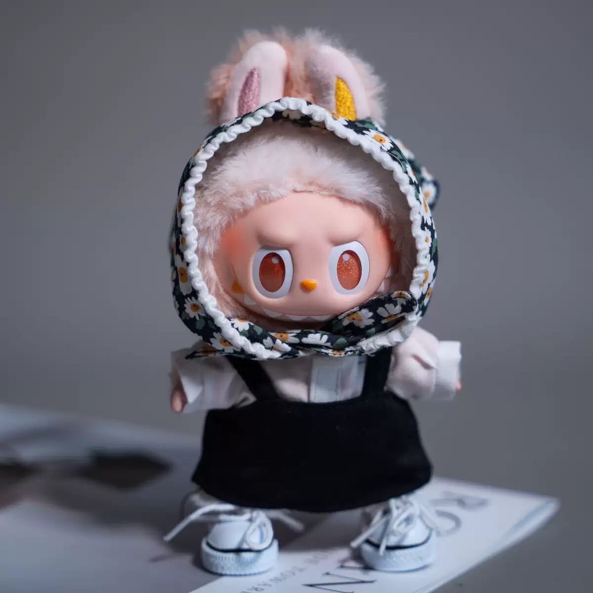 ストリートでかっこいい!ラブブ GDスタイル 5点コーデ デイジーバンダナ×白キャンバスシューズ×黒ショルダーバッグ 17cmサイズ