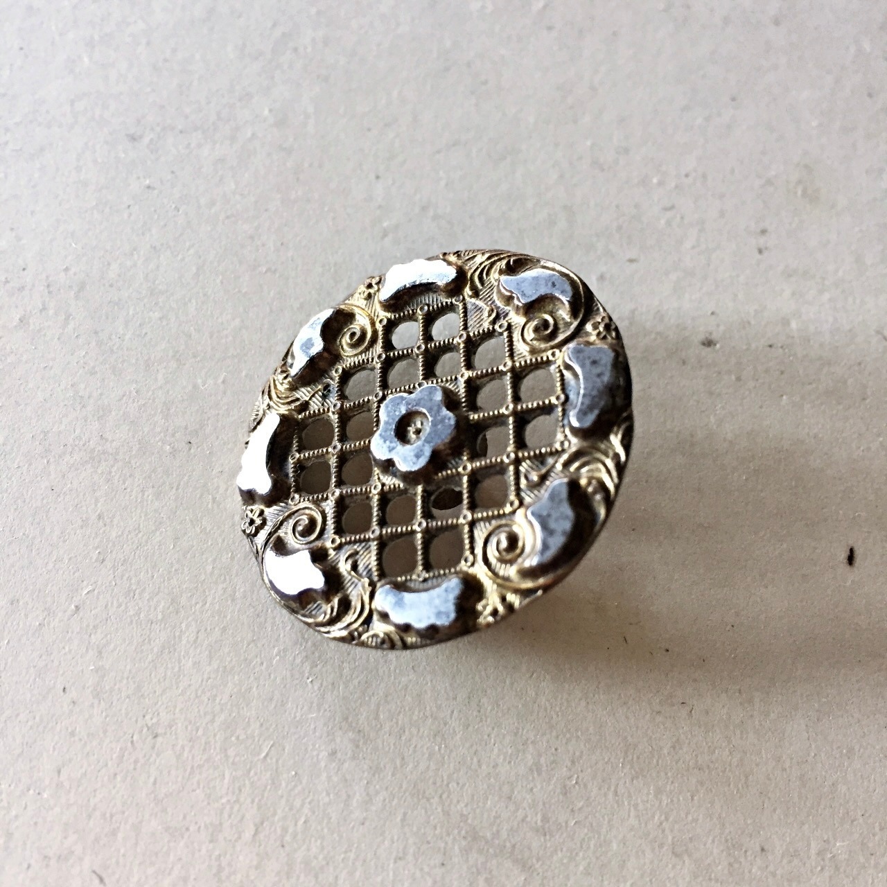 19世紀 フランス 2.6c 黒銀の雲と金の空とカットスチールボタン アンティーク