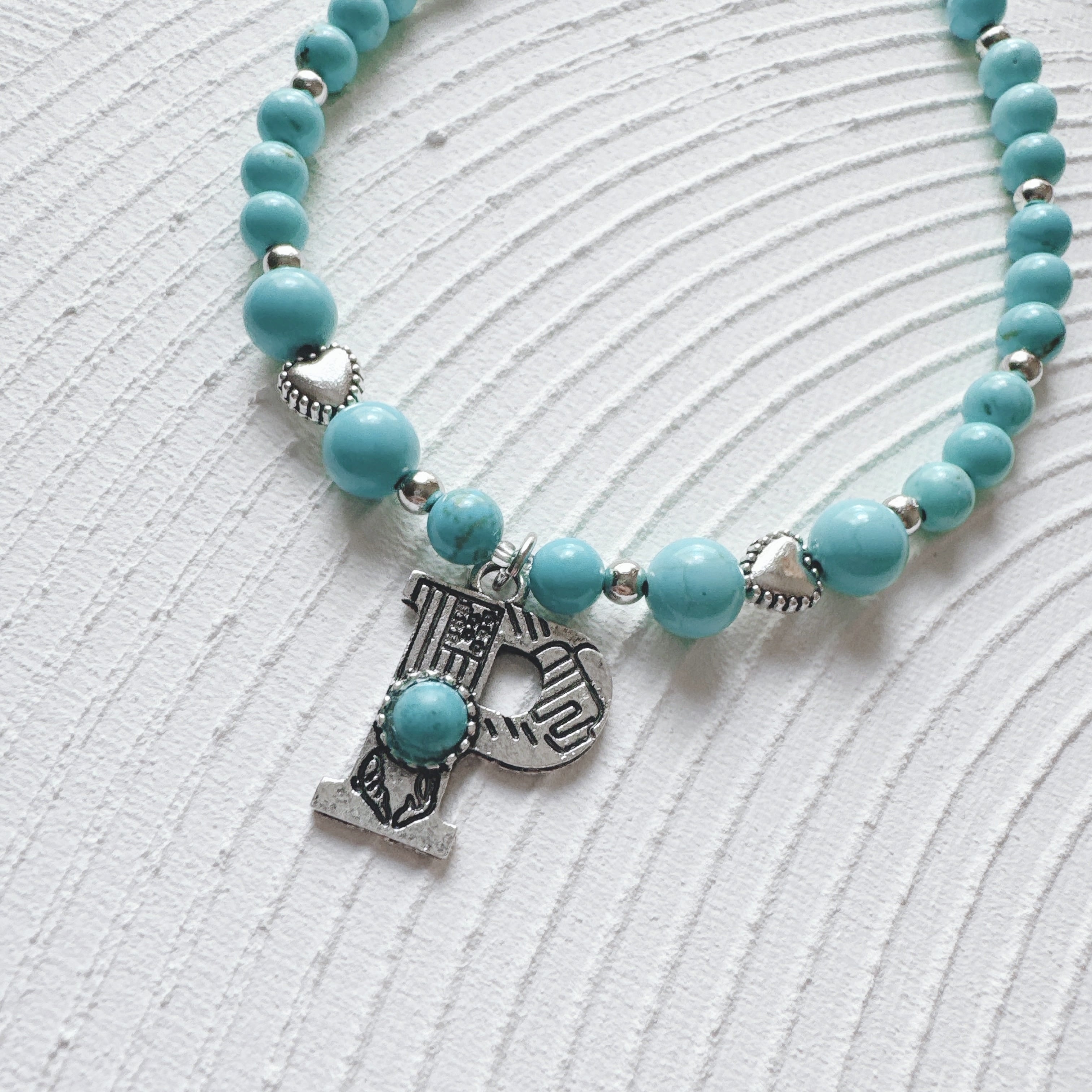 シルバーイニシャルモチーフのターコイズネックレス