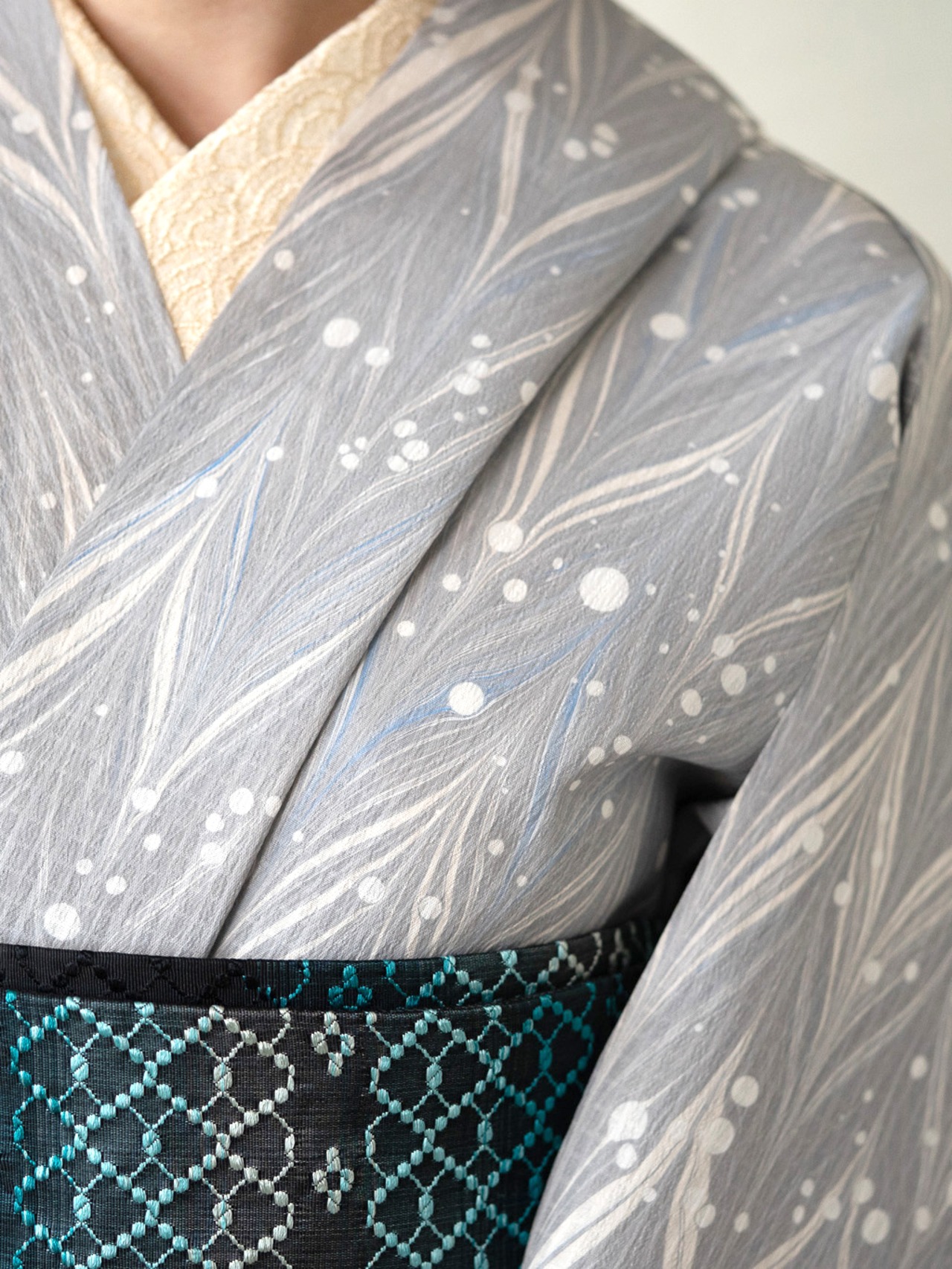 「冬暁(とうぎょう)」矢羽根柄×ドット〜洗えるきもの(シルジェリー格子柄)〜