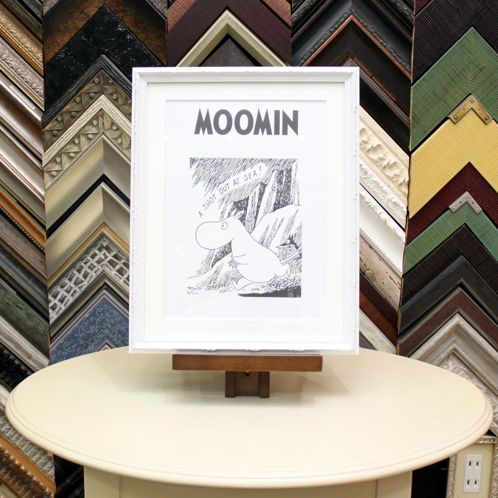 ムーミン 北欧 Postery「海上の銃撃」送料無料 フレーム 展示用フック付アートポスター 絵画 インテリア アート