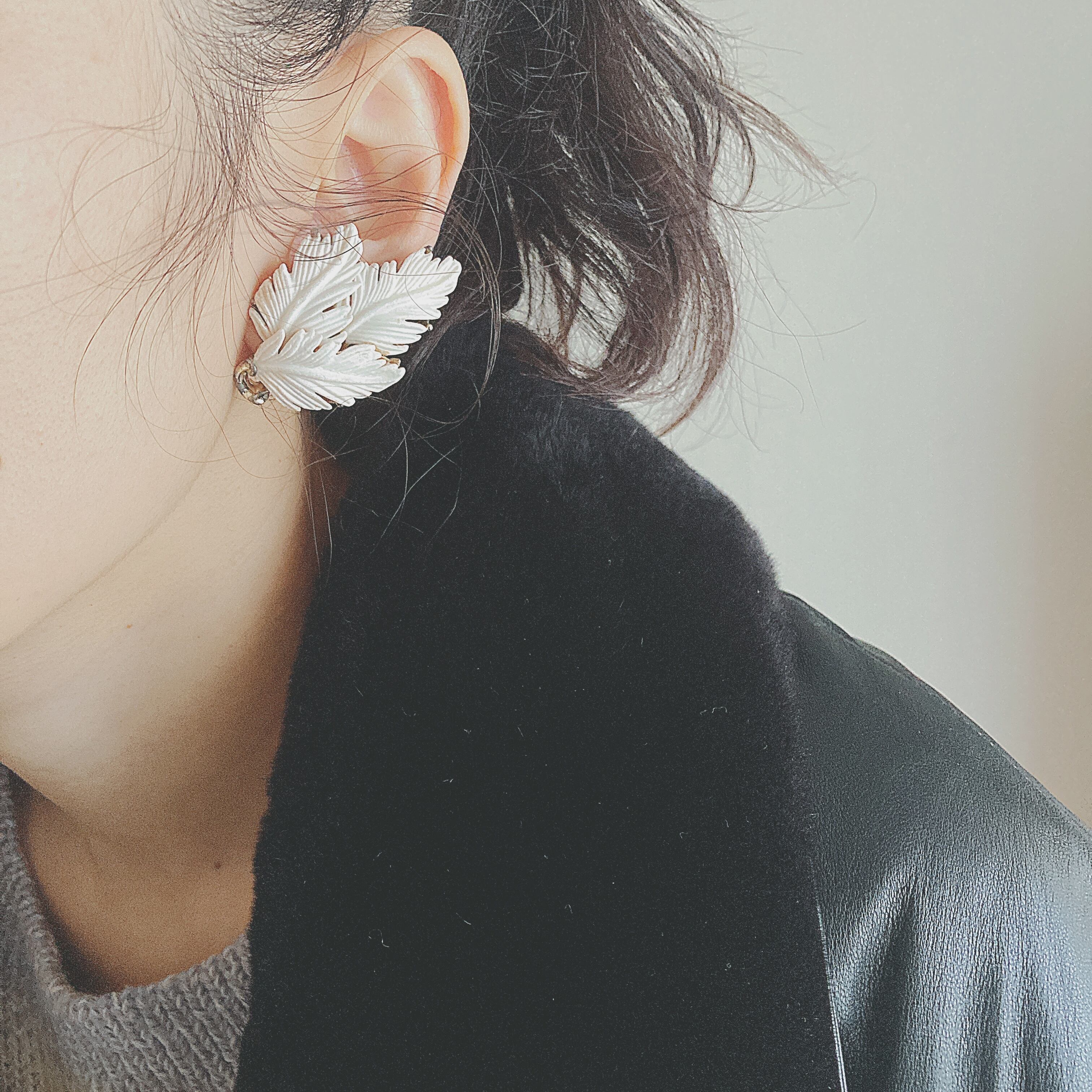 LISNER Vintage 50s - 60s white plastic feather earrings ヴィンテージ リスナー 50年代 - 60年代 ホワイト プラスチック フェザー 羽根 イヤリング