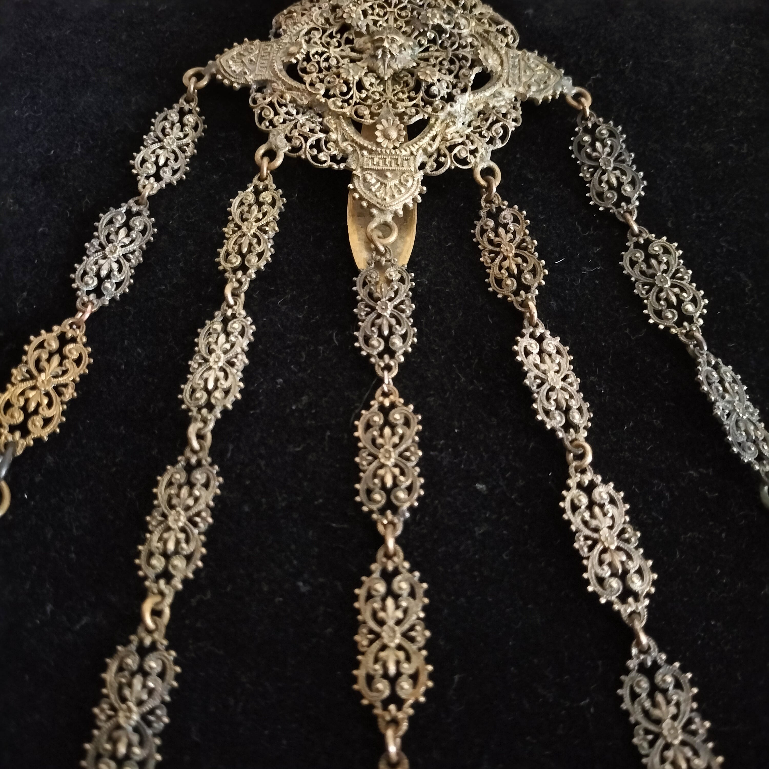 Antique Victorian Sewing Chatelaine | Antico