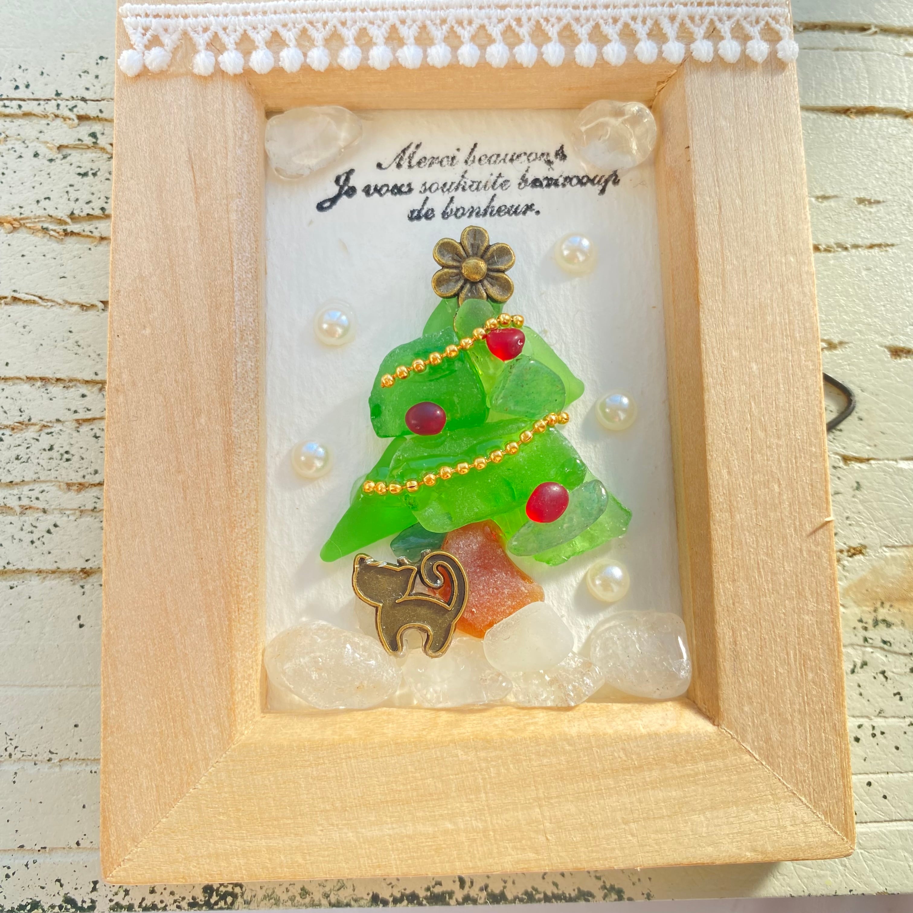 "猫とクリスマスツリー。"