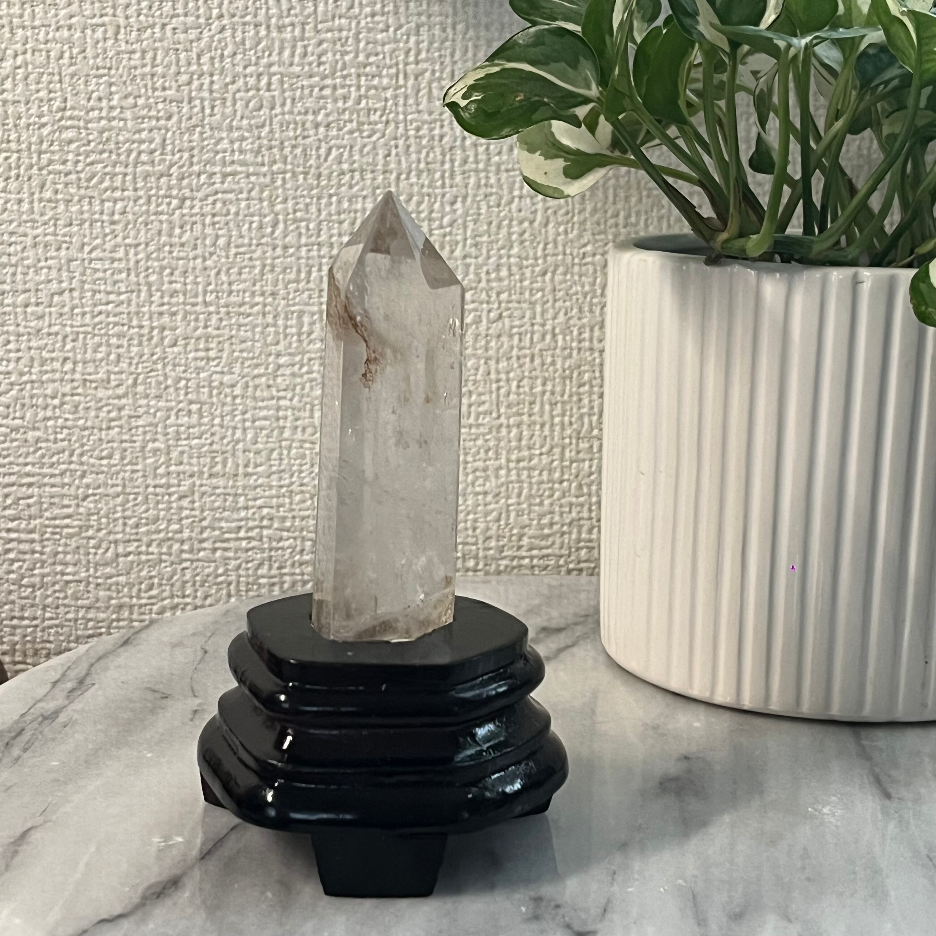 白稜の灯（はくりょうのひ）｜ヒマラヤ産水晶ポイント（140g／木製台座