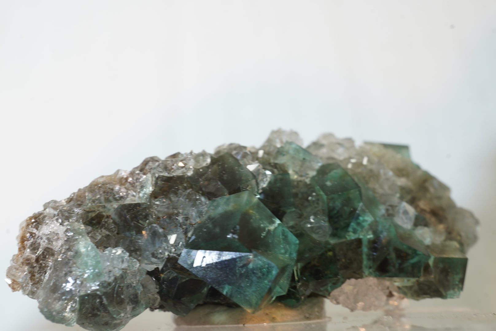 イギリス、ロジャリー鉱山の Druzy Dreams Pocketのクォーツonフロー