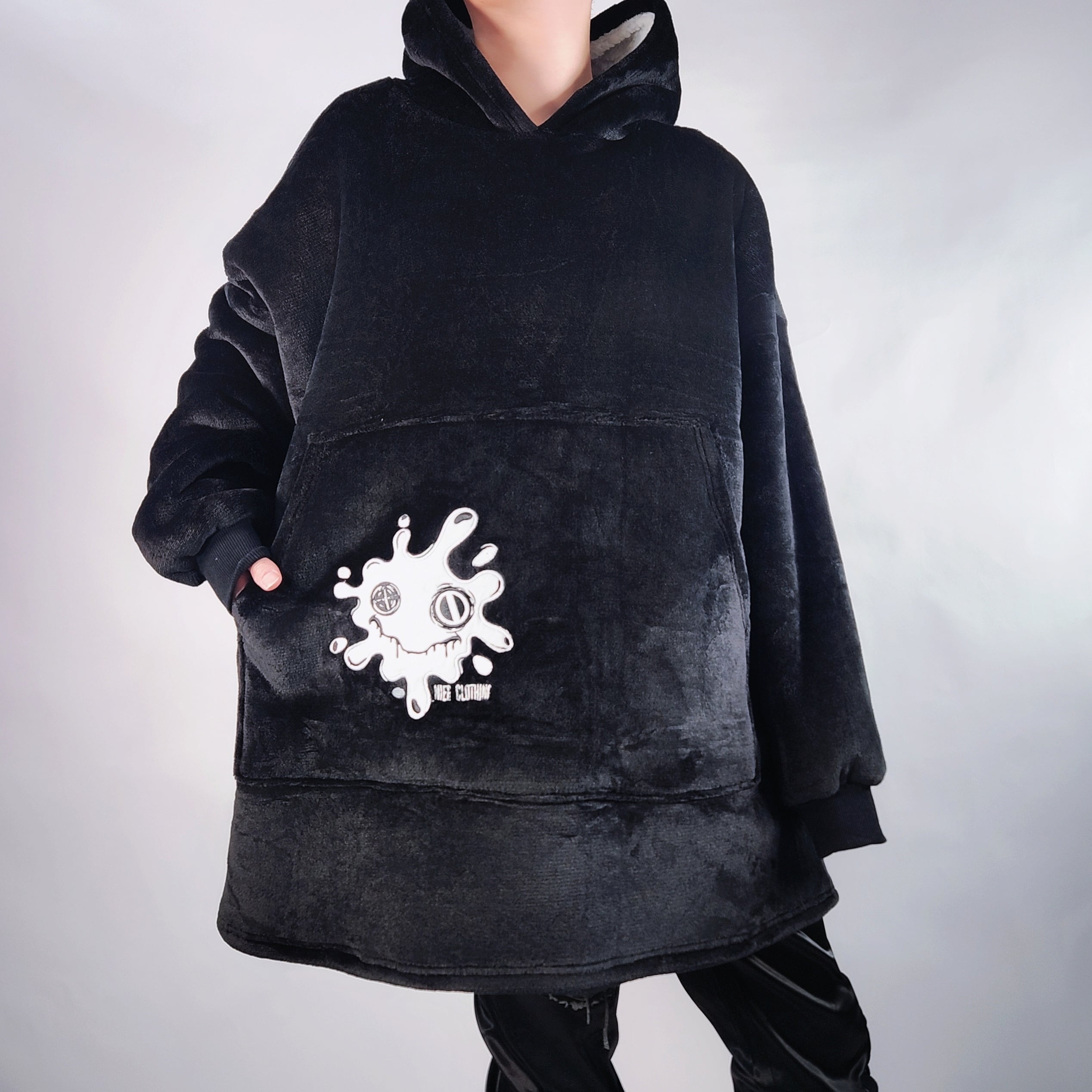 LAST NieRの日限定MEGA SALE】着る毛布もこもこFACE UNISEX HOODIE