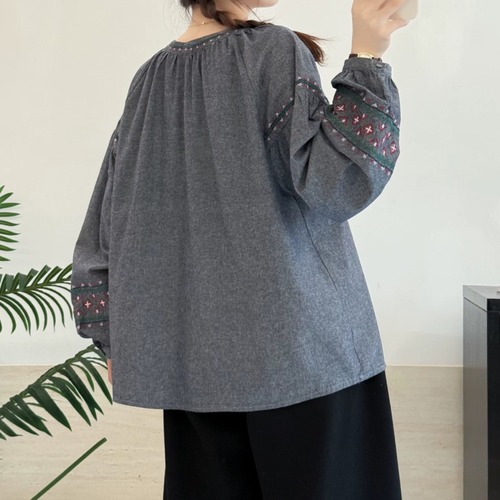 ステッチ刺繍ヘンリーネックブラウス ・12128