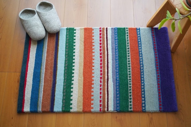 カラフルストライプとマルチラインのデザイン_手織り玄関マット 53×89cm ［80knot］- 織り込まれた色彩とストライプのリズム -（Type A：フォレストマルチ）