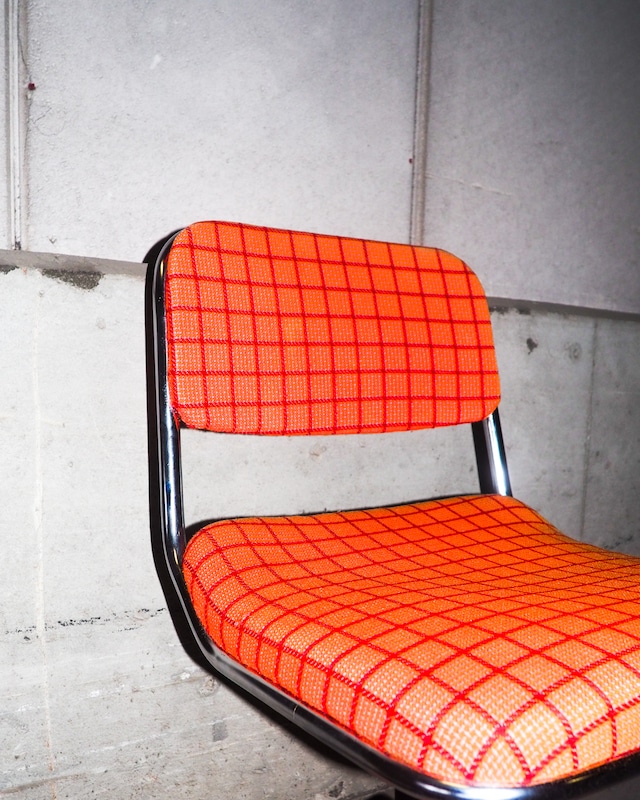 Height-adjustable check chair