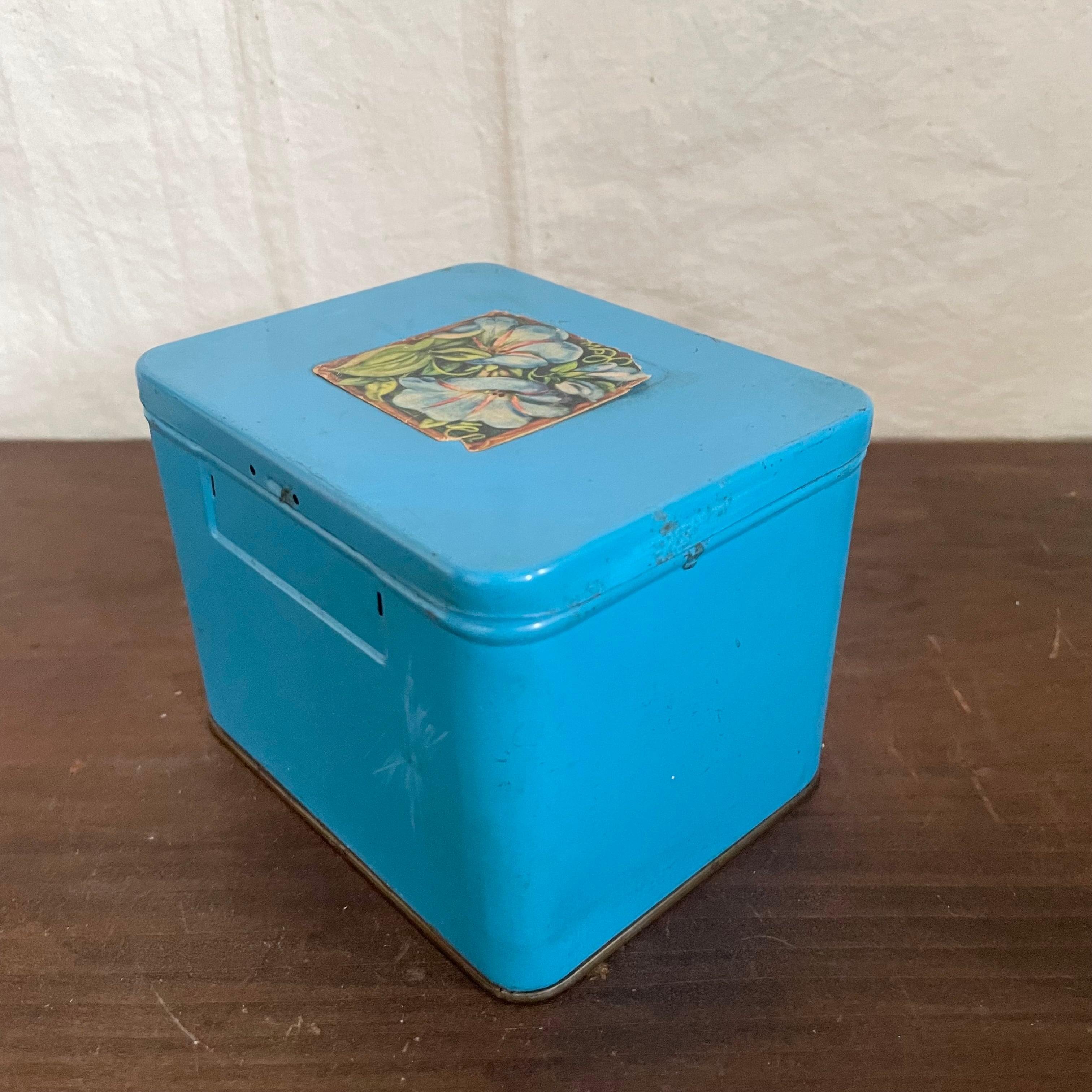 鮮やかな青色の缶 | tsuitachi craft&brocante