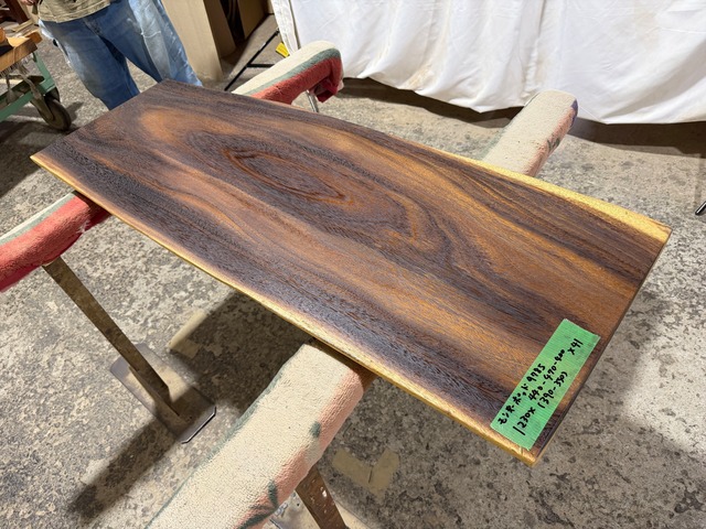 モンキーポッド9785　一枚板無垢 乾燥材　1230ｘ440-470-400ｘ41mm カウンター　センターテーブル　ダイニングテーブル
