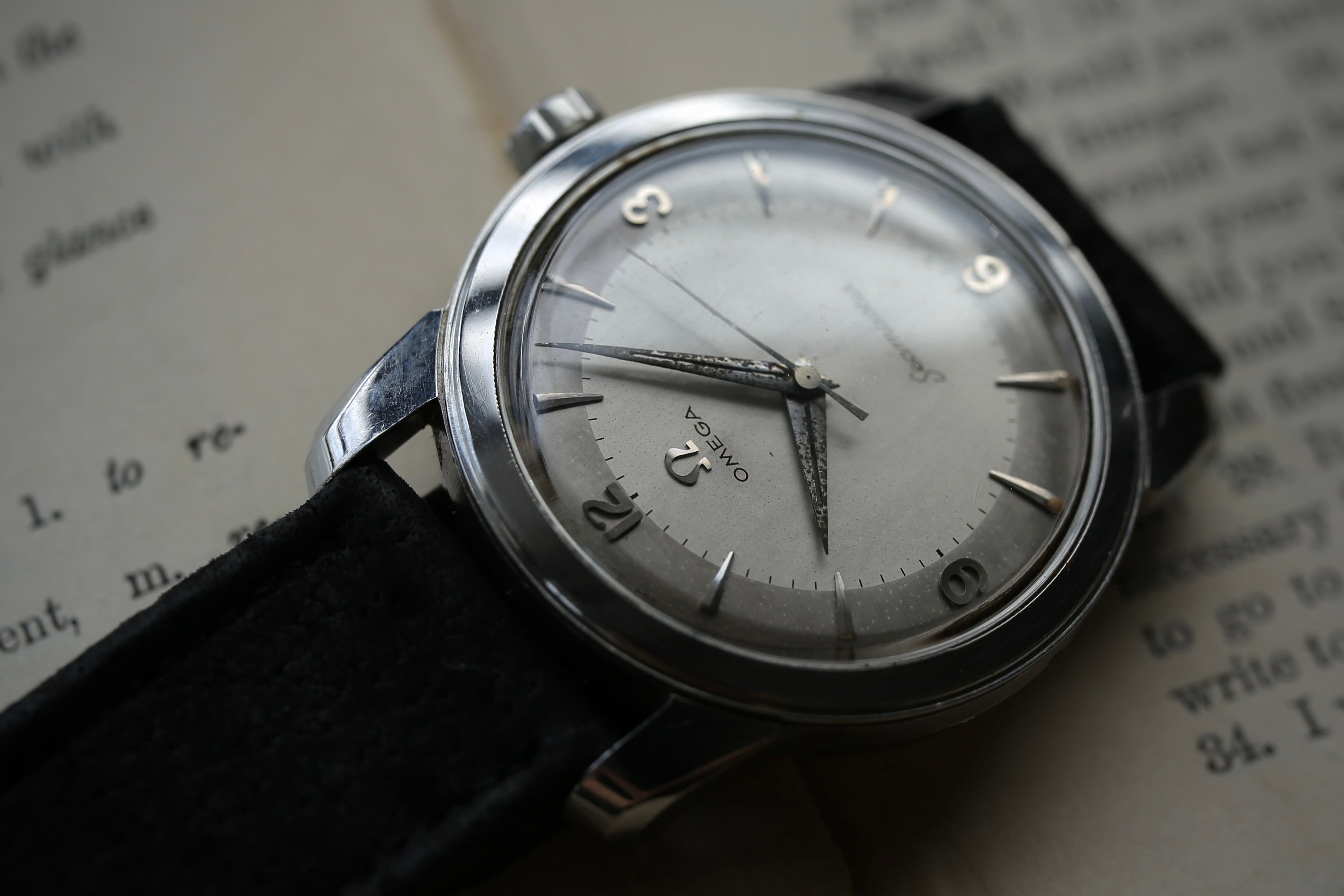 【OMEGA】 1957年製 オメガ 『シーマスター』特殊モデル U.K.Limited 英国限定モデル ”ファット・ラグ” ロング・ドルフィン針 アラビア×楔インデックス 手巻き デニソンケース / Vintagewatch / Seamaster / DENNISON CASE /Cal.420