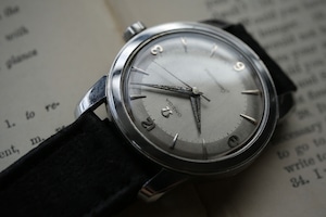 【OMEGA】 1957年製 オメガ 『シーマスター』特殊モデル U.K.Limited 英国限定モデル ”ファット・ラグ” ロング・ドルフィン針 アラビア×楔インデックス 手巻き デニソンケース / Vintagewatch / Seamaster / DENNISON CASE /Cal.420