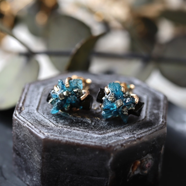 ブラックトルマリンとアパタイトのピアス